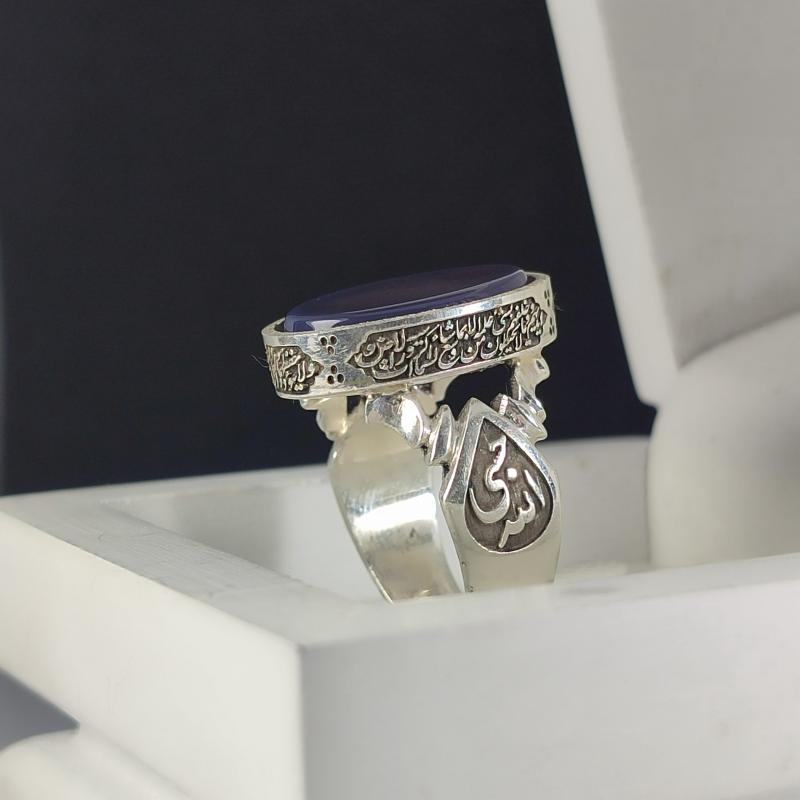 انگشتر نقره باسنگ عقیق سوسنی ذکر روی رکاب (سوره آیت الکرسی) ذکر بغل رکاب (العزه الله) و (حسبی الله) کد 2330