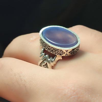 انگشتر نقره باسنگ عقیق سوسنی ذکر روی رکاب (سوره آیت الکرسی) ذکر بغل رکاب (العزه الله) و (حسبی الله) کد 2330