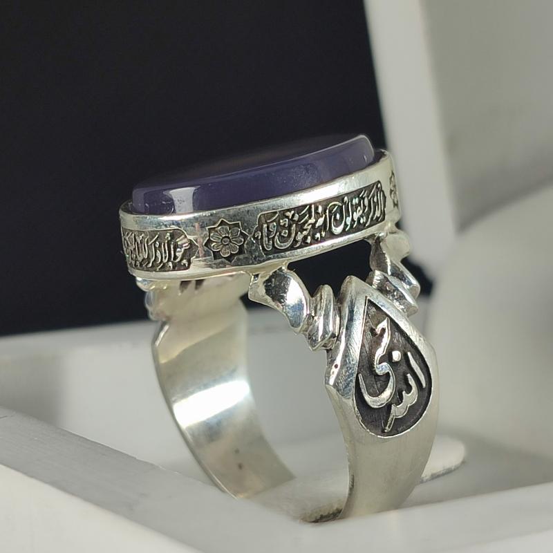 انگشتر نقره باسنگ عقیق سوسنی ذکر روی رکاب (وان یکاد) ذکر بغل رکاب (حسبی الله) و (العزه الله) کد 2332