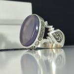 انگشتر نقره باسنگ عقیق سوسنی ذکر روی رکاب (وان یکاد) ذکر بغل رکاب (حسبی الله) و (العزه الله) کد 2332