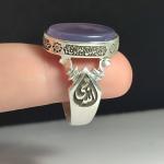انگشتر نقره باسنگ عقیق سوسنی ذکر روی رکاب (وان یکاد) ذکر بغل رکاب (حسبی الله) و (العزه الله) کد 2332