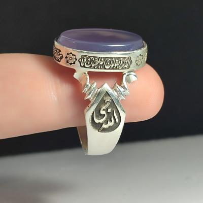 انگشتر نقره باسنگ عقیق سوسنی ذکر روی رکاب (وان یکاد) ذکر بغل رکاب (حسبی الله) و (العزه الله) کد 2332