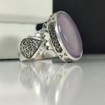 انگشتر نقره باسنگ عقیق سوسنی ذکر روی رکاب (چهارسلام زیارت عاشورا) ذکر بغل رکاب (یا اباالفضل) و (یاحسین شهید) کد 2336