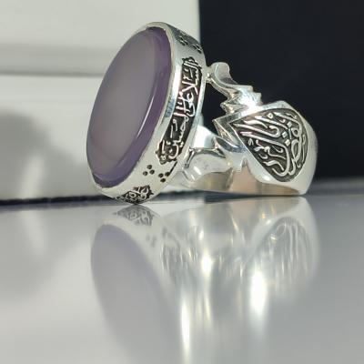 انگشتر نقره باسنگ عقیق سوسنی ذکر روی رکاب (چهارسلام زیارت عاشورا) ذکر بغل رکاب (یا اباالفضل) و (یاحسین شهید) کد 2336