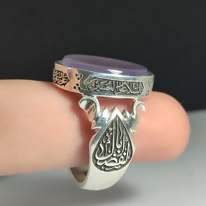 انگشتر نقره باسنگ عقیق سوسنی ذکر روی رکاب (چهارسلام زیارت عاشورا) ذکر بغل رکاب (یا اباالفضل) و (یاحسین شهید) کد 2336