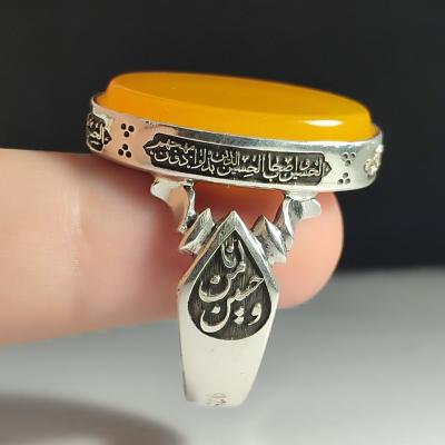 انگشتر نقره باسنگ شرف الشمس ذکر روی رکاب (سجده زیارت عاشورا) ذکر بغل رکاب (حسین منی وانا من حسین) کد 2340