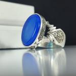 انگشتر نقره باسنگ عقیق آبی ذکر روی رکاب (ذکر ولایت امیر المومنین) ذکر بغل رکاب (محمدنبی الله) و (علی ولی الله) کد 2343