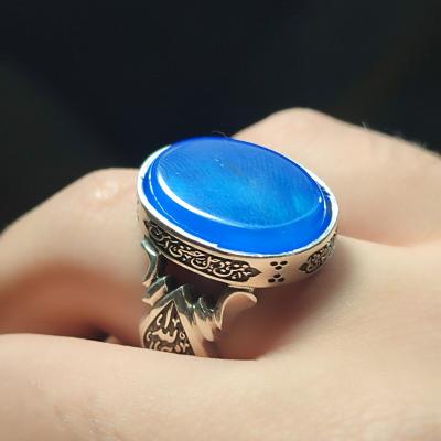 انگشتر نقره باسنگ عقیق آبی ذکر روی رکاب (ذکر ولایت امیر المومنین) ذکر بغل رکاب (محمدنبی الله) و (علی ولی الله) کد 2343