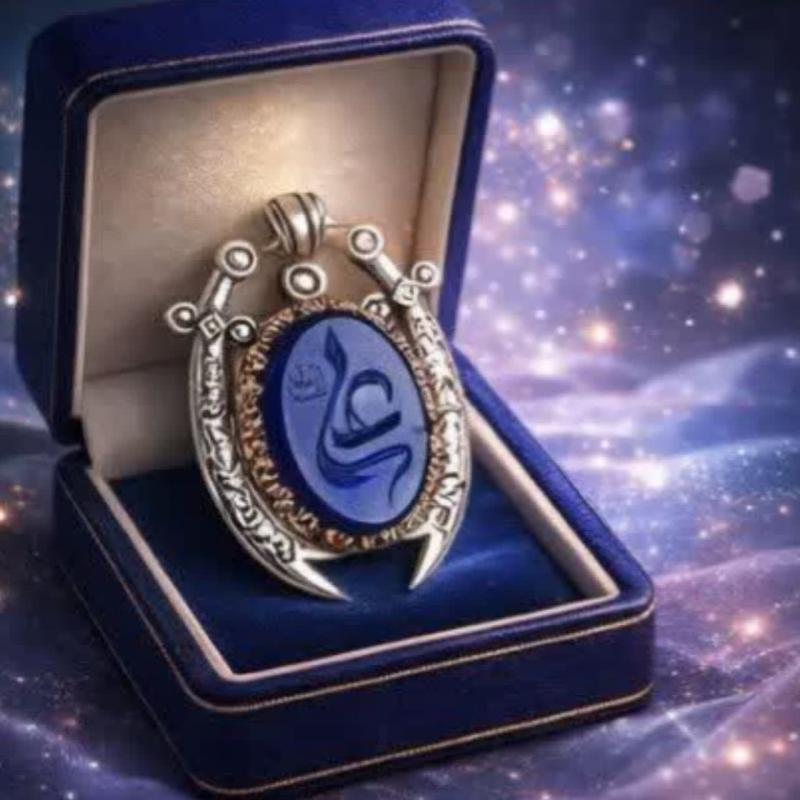 خرید گردنبند ذوالفقار نقره با آبی و حکاکی نام «علی (ع)»؛ نشان عزت و رزق کد 1848