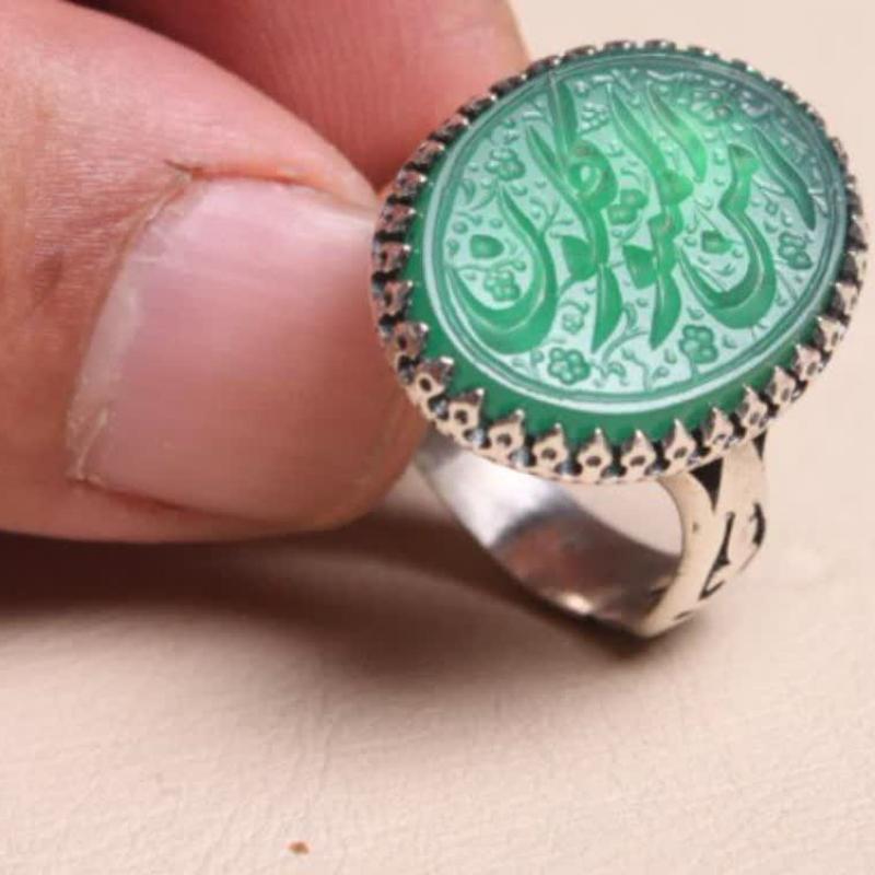 خرید انگشتر عقیق سبز خطی با ذکر «امن المتوکلون»؛ پناهگاهی از نور و آرامش کد 4262
