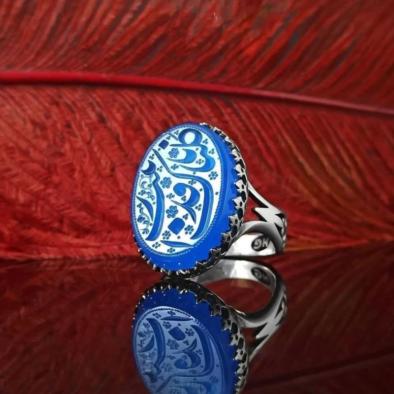 انگشتر نقره با سنگ عقیق آبی درجه یک و حکاکی کلنا فداک یازینب (سلام الله علیها) کد 1170