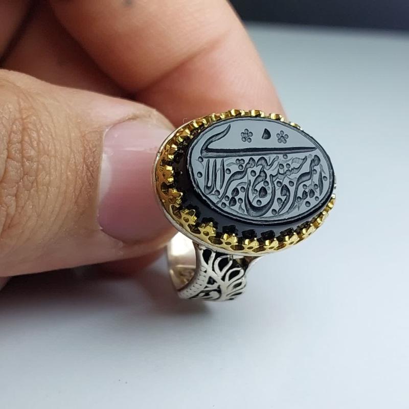 انگشتر عقیق مشکی مردانه "بیعت عاشورا" – با حکاکی "امیری حسین و نعم الامیر" کد 1805