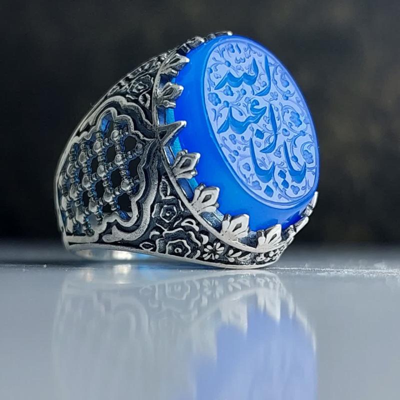 انگشتر عقیق آبی مردانه "اشک فرات" – رکاب ضریح متبرک به نام "یا اباعبدالله" کد 1811