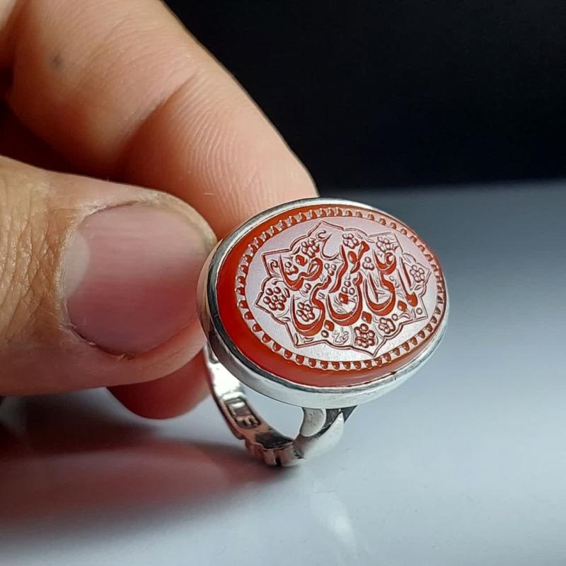  انگشتر عقیق قرمز با حکاکی یا علی بن موسی الرضا (ع)؛ نگینِ رأفت و گره‌گشایی کد 4250