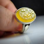 خرید انگشتر عقیق زرد با حکاکی هنرمندانه‌ی «یا اباعبدالله» کد 2449