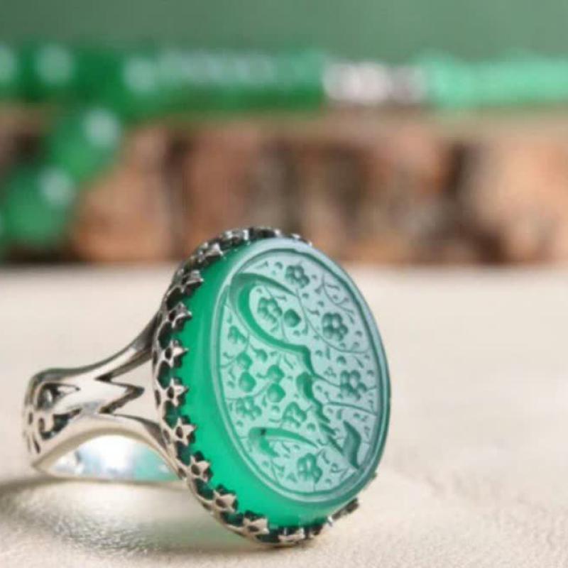 خرید انگشتر عقیق سبز خطی با ذکر «یا حسین»؛ نگینی از جنس نور و ارادت کد 4263